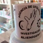 Caneca da agência de Ufólogo